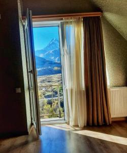 A general mountain view or a mountain view taken from a szállodákat