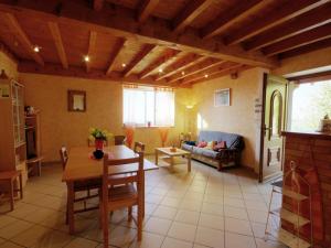 sala de estar con mesa y sofá en Gîte Saint-Héand, 3 pièces, 4 personnes - FR-1-496-130, en Saint-Héand