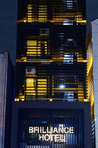 名古屋市にあるBRILLIANCE Hotelの夜は高い建物がライトアップされている