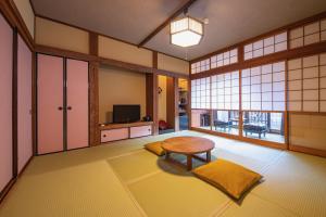 TV a/nebo společenská místnost v ubytování Shima Onsen Kashiwaya Ryokan