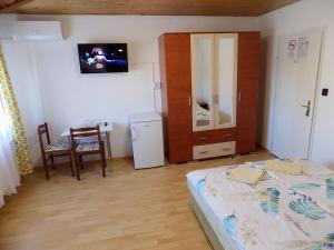 a bedroom with a bed and a table and a chair at Aart-Ház in Balatonfüred