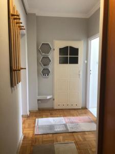 um corredor com uma porta branca e um piso de madeira em Apartament Roma Gizycko em Giżycko
