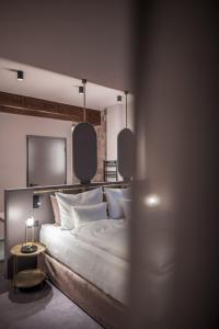 A bed or beds in a room at Altstadthotel Weisses Kreuz