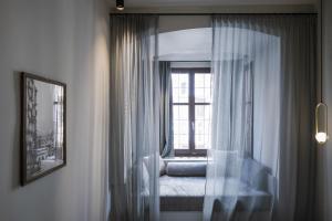 A bed or beds in a room at Altstadthotel Weisses Kreuz