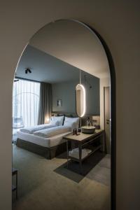A bed or beds in a room at Altstadthotel Weisses Kreuz