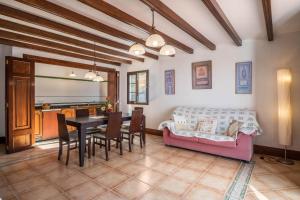 een woonkamer met een tafel en een bank bij Finca Bellavista in Teguise
