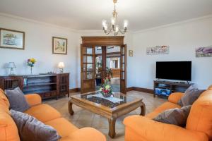 een woonkamer met een bank en een salontafel bij Finca Bellavista in Teguise