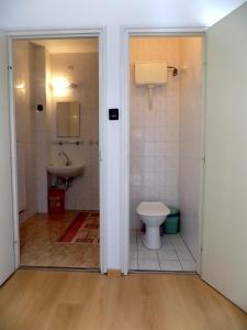 A bathroom at Aart-Ház