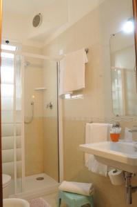 bagno con doccia e lavandino di Hotel Sole a Rosolina Mare