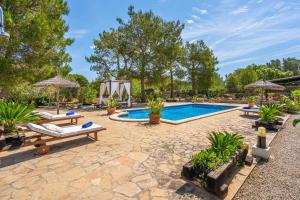 une piscine avec 2 salons et une terrasse dans l'établissement Son Mulet, à Llubí