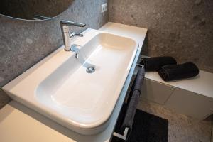 ナトゥルノにあるResidenz Hoferのバスルーム(鏡付き白い洗面台付)