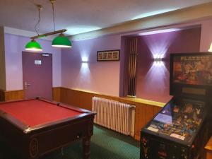 a room with a pool table and a tv at Hôtel Restaurant La Promenade in Gourdon-en-quercy