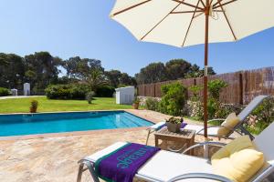 Basen w obiekcie Casa con jardín y piscina - MORELL ONZE lub w pobliżu
