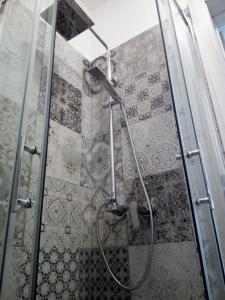 a shower with a cat sitting on the wall at Palazzo Mosca in Sannicola +81 photos
