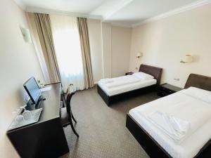Postel nebo postele na pokoji v ubytování HOTEL OPAL Zalau