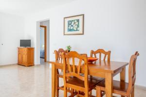 A television and/or entertainment centre at Apartamentos Karin 2ºe