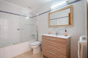 A bathroom at Apartamentos Karin 2ºe