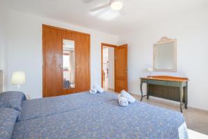 A bed or beds in a room at Apartamentos Karin 2ºe