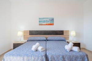 A bed or beds in a room at Apartamentos Karin 2ºe