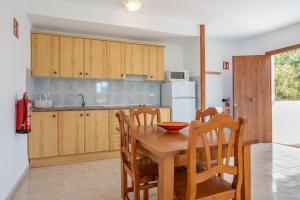 A kitchen or kitchenette at Apartamentos Karin 2ºe