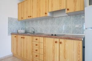 A kitchen or kitchenette at Apartamentos Karin 2ºe