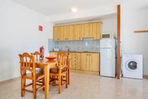 A kitchen or kitchenette at Apartamentos Karin 2ºe
