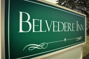 una señal verde para una posada creyente en Belvedere Inn Schenectady - Albany en Schenectady