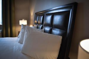 Postel nebo postele na pokoji v ubytování Belvedere Inn Schenectady - Albany