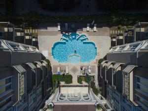 Vista sulla piscina di Dawn Park Deluxe o su una piscina nei dintorni