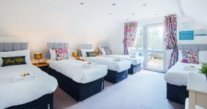 Postel nebo postele na pokoji v ubytování The Gillygate Gathering - City Centre - Sleeps Up To 18