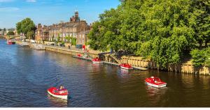 Výhled na řeku, která protéká v blízkosti apartmánu