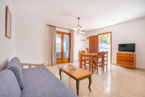 een woonkamer met een bank en een tafel bij Apartamentos Karin 1ºc in Cala d´Or