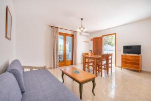 Μια τηλεόραση ή/και κέντρο ψυχαγωγίας στο Apartamentos Karin 1ºc