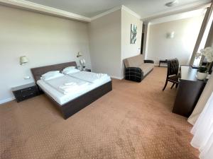 Postel nebo postele na pokoji v ubytování HOTEL OPAL Zalau