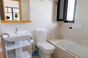 Kúpeľňa v ubytovaní Apartamento junto a la playa con piscina y parking + 14 fotografií