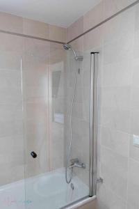 Kúpeľňa v ubytovaní Apartamento junto a la playa con piscina y parking