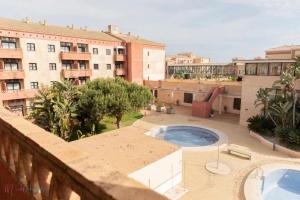 Bazén v ubytovaní Apartamento junto a la playa con piscina y parking alebo v jeho blízkosti