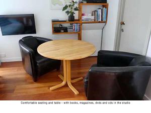 TV a/nebo společenská místnost v ubytování Akaroa Coastal Studio