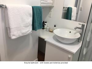 Akaroa Coastal Studio的一间浴室