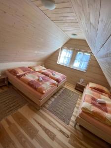 A bed or beds in a room at Chalupa Leštiny Még 9 kép