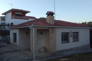 Fotografia z galérie ubytovania Casa con jardín y barbacoa en Cunit v destinácii Cunit