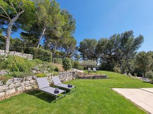 Taman di luar Cosy en Provence - Piscine chauffée