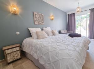 Кровать или кровати в номере Cosy en Provence - Piscine chauffée