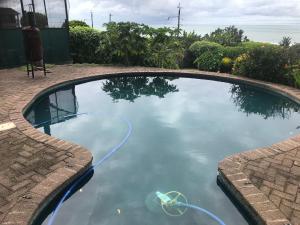 una piscina con una manguera en el agua en Oceanic, en Scottburgh