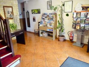 a room with a store with a potted plant in it at Le Petit Chaperon Rouge in Coux-et-Bigaroque