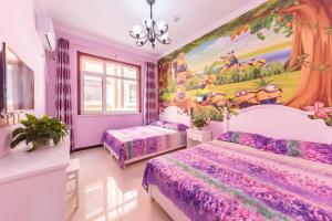 ein lila Schlafzimmer mit 2 Betten und einem Wandbild in der Unterkunft Beidaihe Haizhilian Holiday Apartment in Qinhuangdao