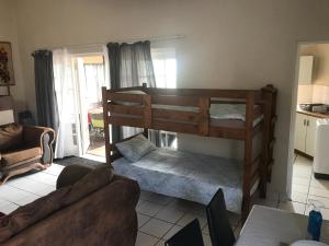 Una sala de estar con dos literas y un sofá. en Oceanic, en Scottburgh 20 fotos más