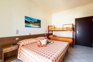 1 dormitorio con 2 camas y 1 litera en Albergo Rosa & Cosetta en Casal Borsetti