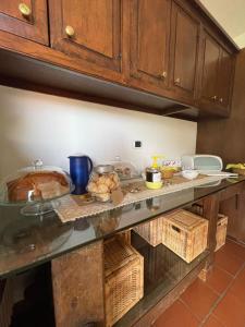 - un comptoir de cuisine avec une dinde et d'autres aliments dans l'établissement B&B Gli Ulivi, à Carlazzo