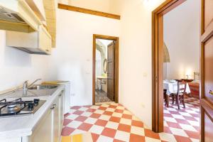 A kitchen or kitchenette at L'Antico Palazzo